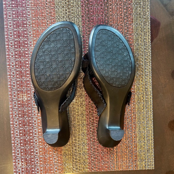 NEW Lindsay Phillips Black Thong Sandals with Polka Dot Flower Detail Size 10 - Picture 8 of 8